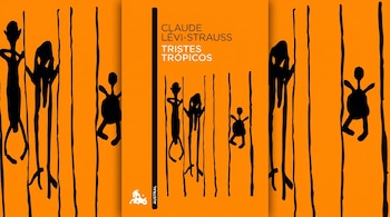 Cubierta del libro 'Tristes Trópicos' de Claude Lévi-Strauss centrada en un fondo naranja, con texto blanco y figuras estilizadas negras que se extienden lateralmente.