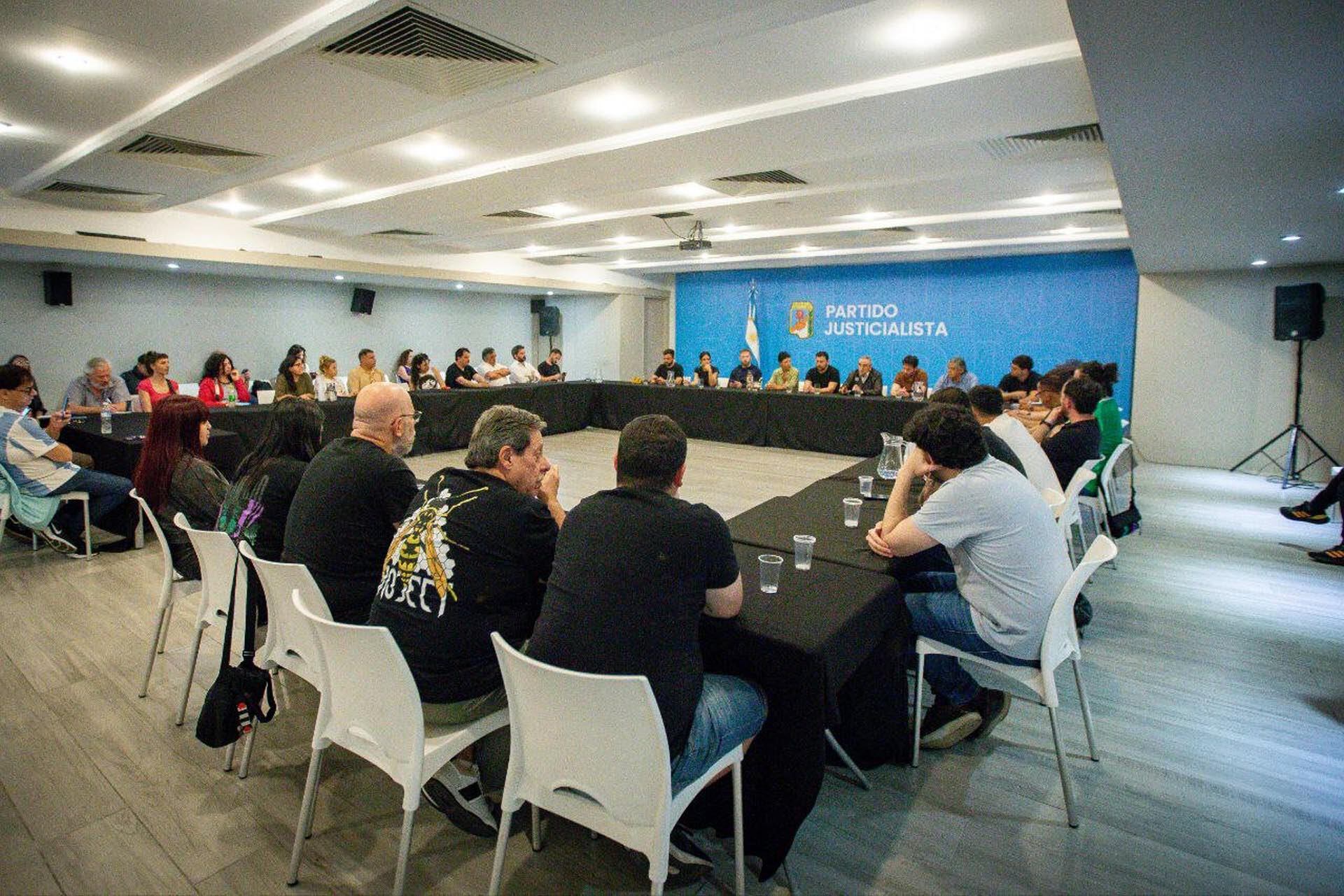 La semana pasada se llevó adelante una reunión de logística en la sede del Partido Justicialista para definir la dinámica de la caravana hasta la casa de CFK