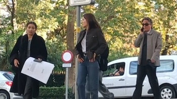 Sofía Palazuelo y Josie, cómplices durante un paseo por el centro de Madrid