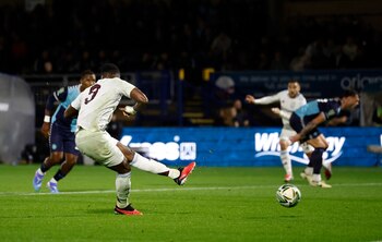 Durán anotó de pena máxima su quinto en la temporada con el Aston Villa - crédito Peter Cziborra/Reuters