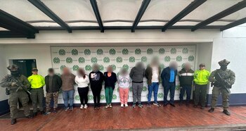 La Dijín desarticuló una red dedicada al tráfico de migrantes en la que estaban involucrados seis funcionarios de la Registraduría Nacional del Estado Civil y uno de Migración Colombia - crédito @DIJINPolicia/X