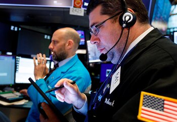 Agentes de bolsa trabajan en