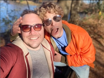 Carlos Buelvas y su novio,