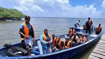 Fuerza Naval de Honduras rescata a 10 náufragos en la Laguna de Caratasca, Gracias a Dios