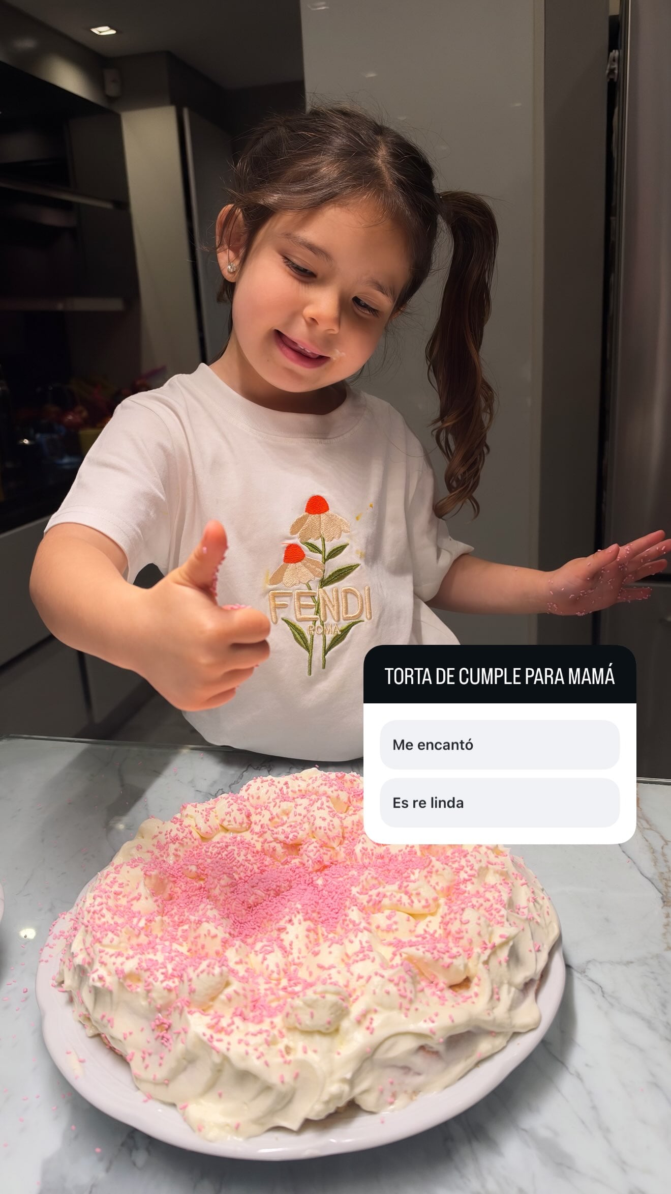 Sarah Burlando y el resultado final de la torta de cumpleaños