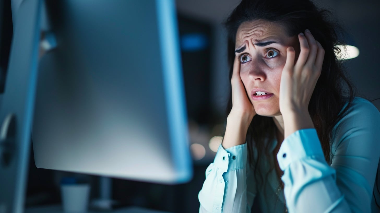 El uso de canales legítimos y la presión psicológica aumentan la efectividad de la estafa, obligando a empresas y empleados a revisar sus protocolos y reforzar la autenticación en dos pasos - (Imagen Ilustrativa Infobae)