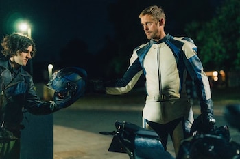 Harry Melling y Alexander Skarsgård en una escena de 'Pillion' (Madfer Films)