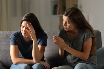 Una chica pide perdón a