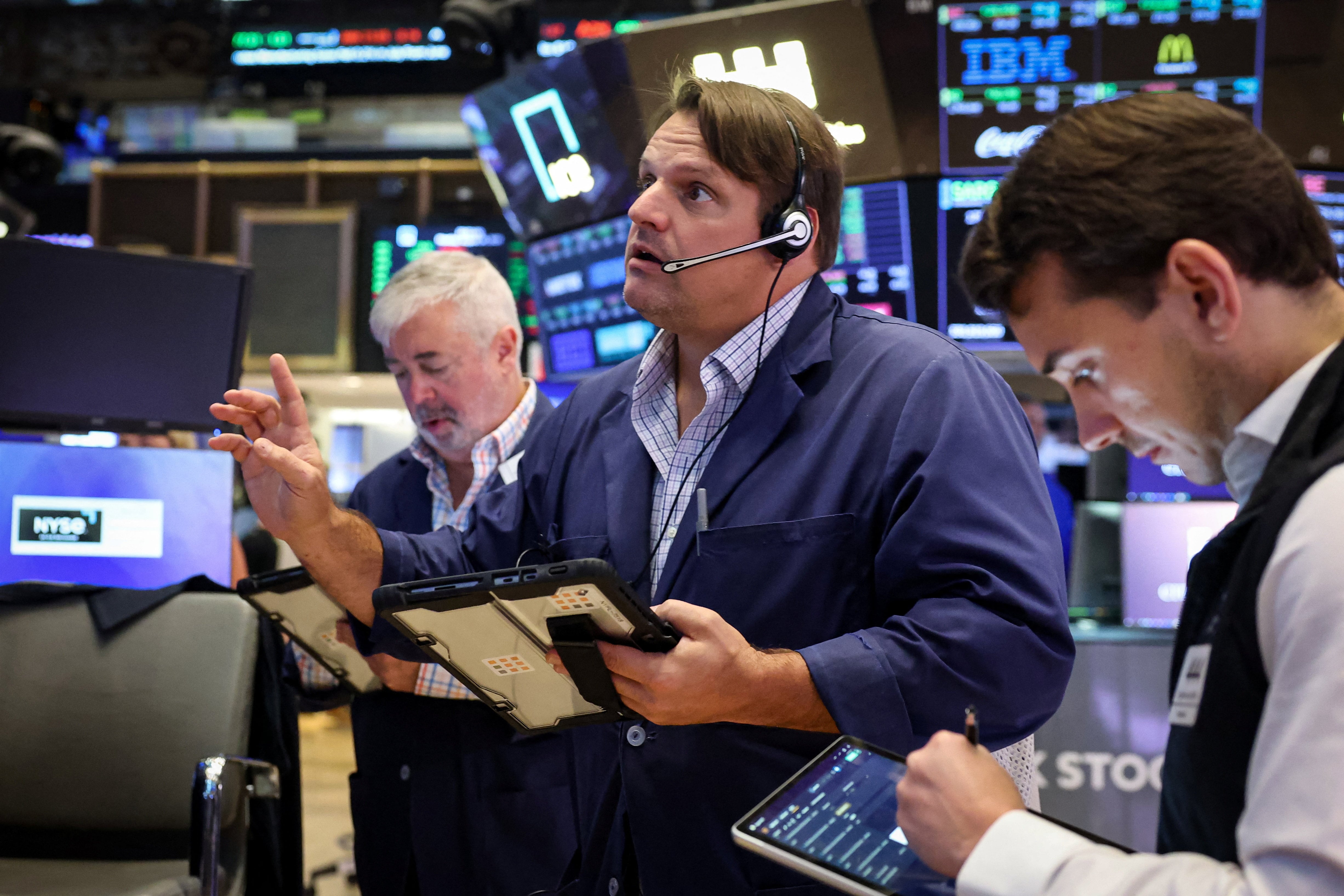 Los operadores trabajan en la sala de negociación de la Bolsa de Valores de Nueva York, EEUU. 24 agosto 2026. REUTERS/Brendan McDermid
