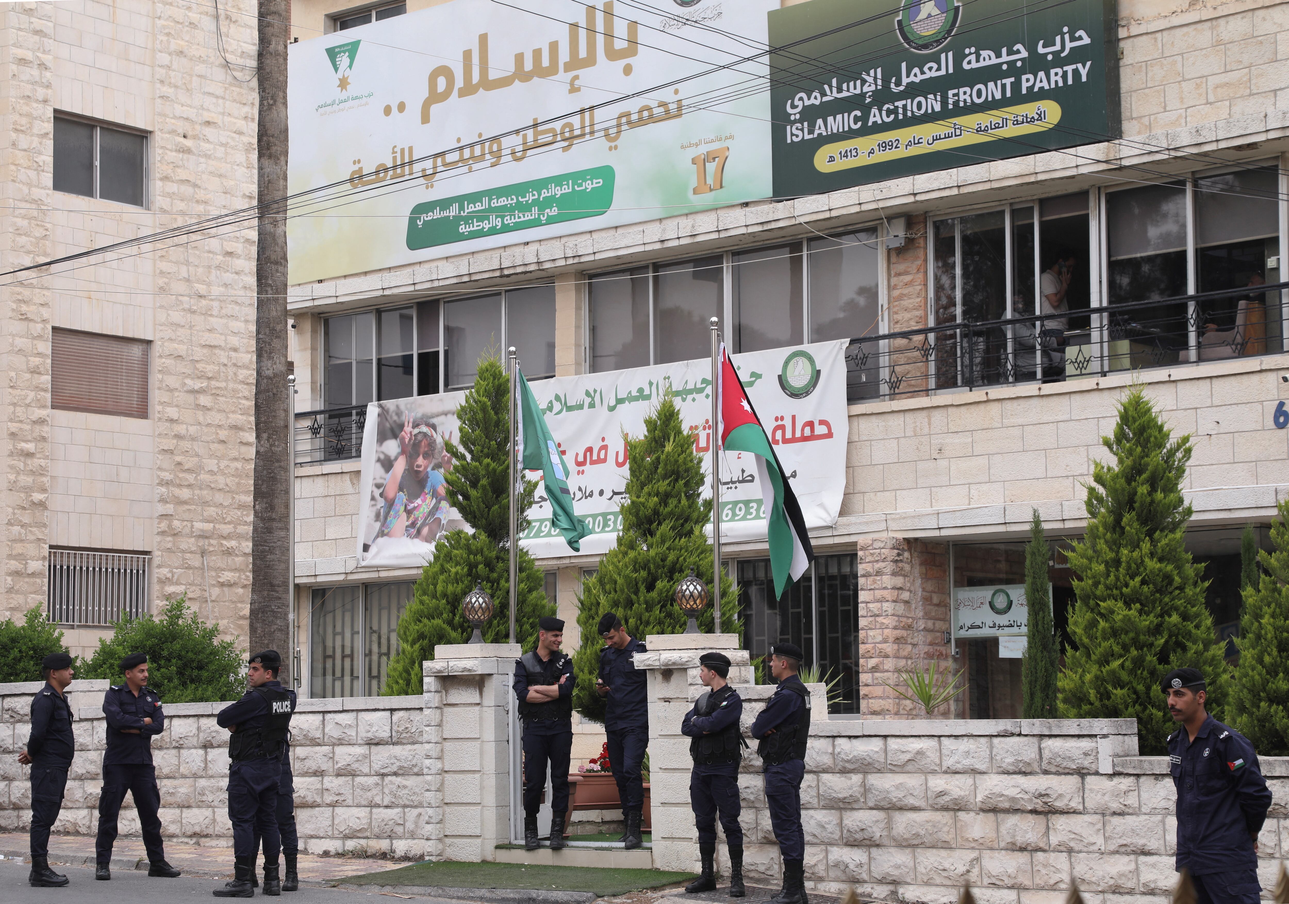 La policía jordana se encuentra frente a la oficina del Frente de Acción Islámica en Ammán, Jordania, el 23 de abril de 2025 (REUTERS/Alaa al Sukhni<)