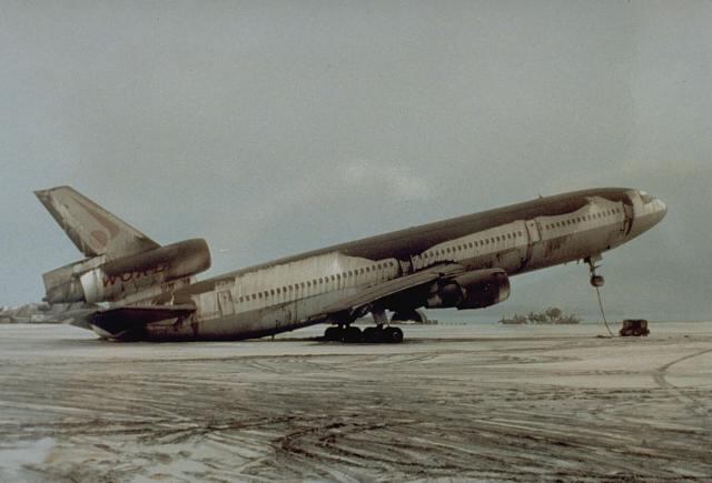 La caída de ceniza del volcán Pinatubo provocó que este DC-10-30 quedara inclinado sobre su parte trasera (Wikipedia)