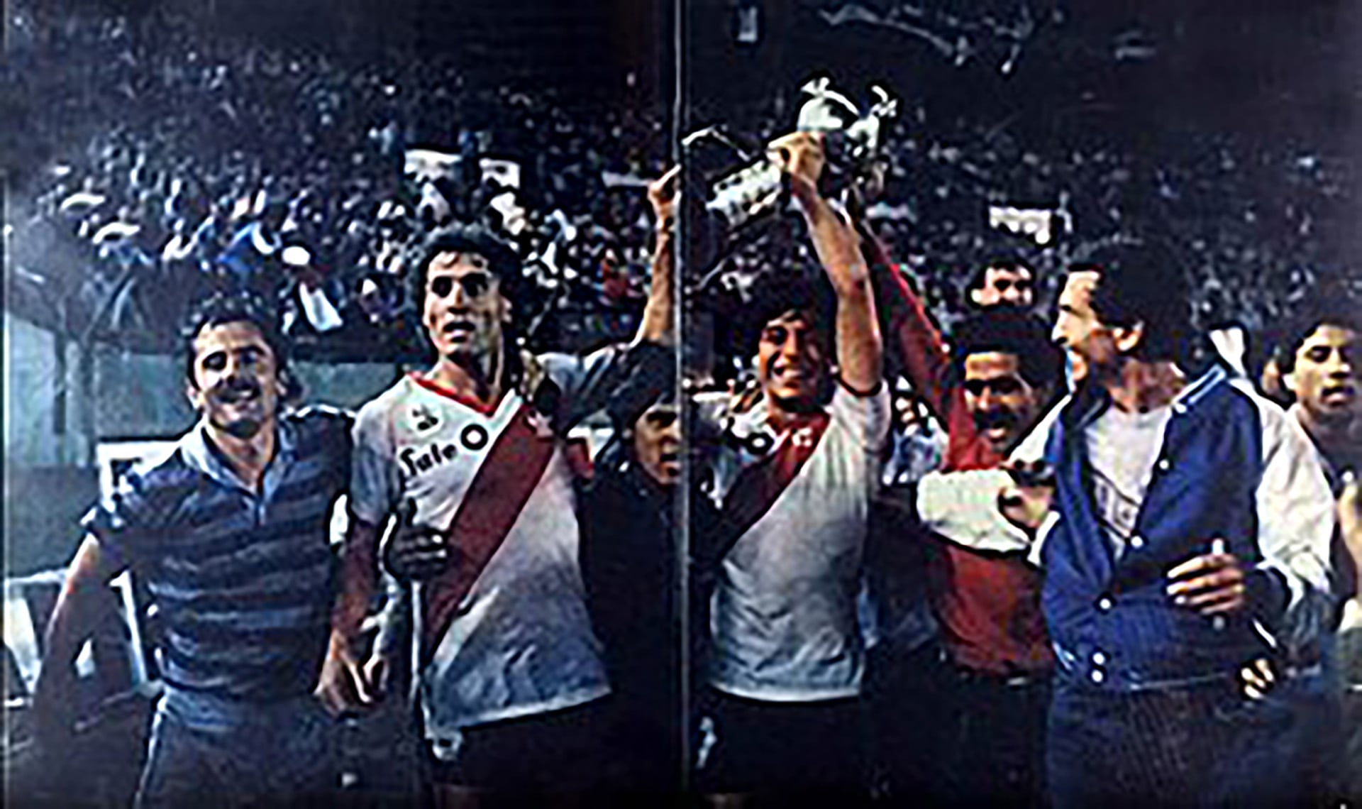 Juan Gilberto Funes, refuerzo llegado para la Copa Libertadores, fue el autor del gol decisivo. Alzó la Copa Libertadores en la vuelta olímpica acompañado por Oscar Ruggeri