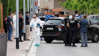 Un hombre mata a una mujer en una calle de Esplugues de Llobregat (Barcelona). (Alberto Estevez / EFE)