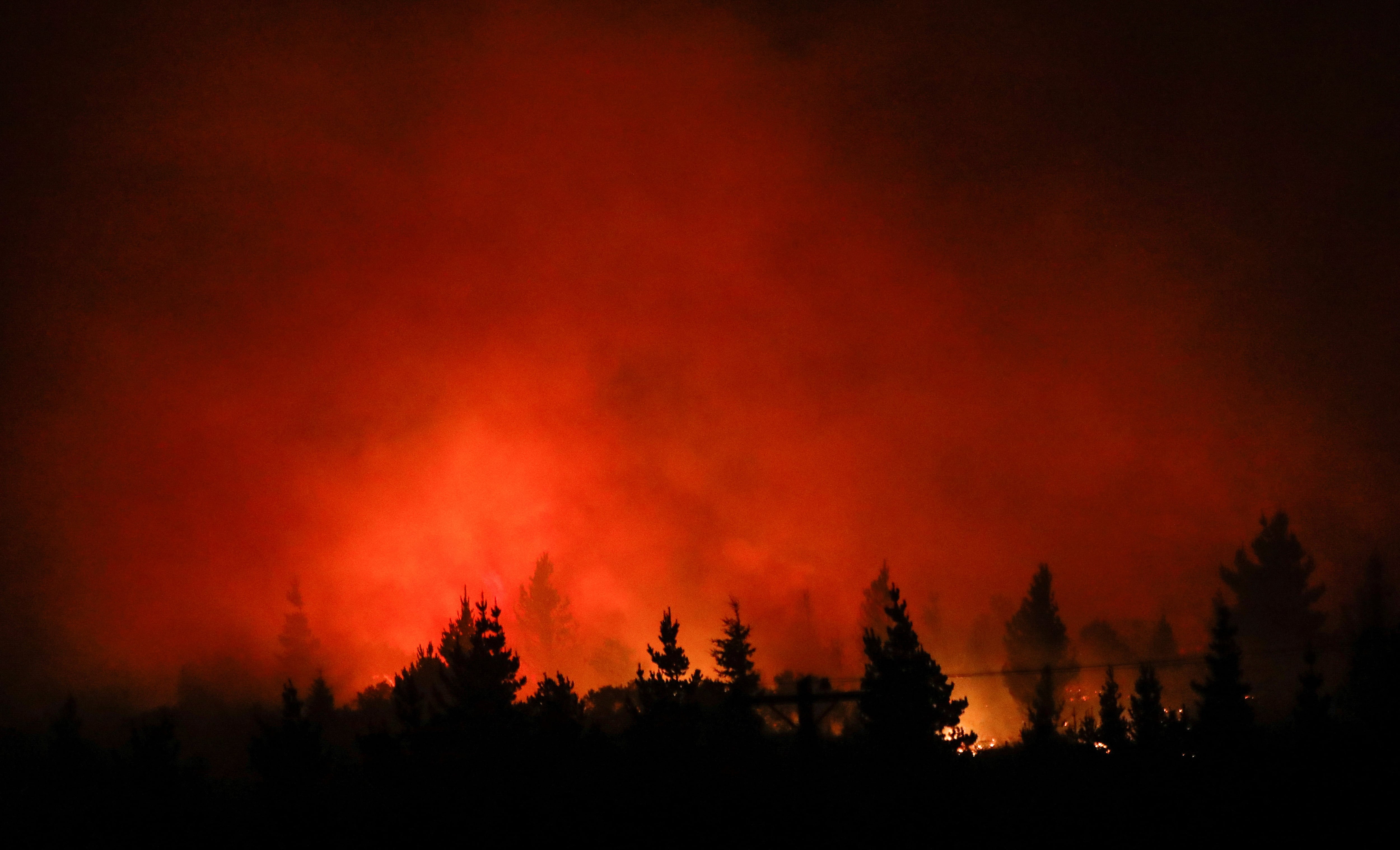 Continúa la lucha contra los incendios forestales en Chubut (REUTERS)