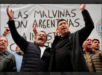 Gerardo Martínez y Cristian Jerónimo, en la marcha de la CGT en defensa de la industria