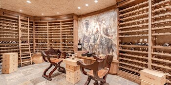 Destacan un sótano de vinos decorado con mosaicos que representan una escena de fiesta y un baño de vapor con imágenes de peces y plantas. (Crooked River Media)