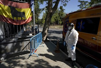 Una persona del personal sanitario