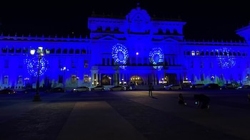 El Palacio Nacional brilló de azul en Guatemala durante una jornada que visibilizó a sobrevivientes de trata de personas