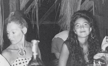 Ernestina Pais, adolescente, junto a