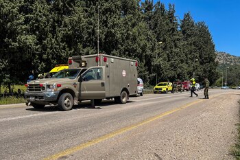 Equipos de emergencia trabajan en la aldea de Arab al-Aramashe tras el ataque de Hezbollah (REUTERS/Avi Ohayon)