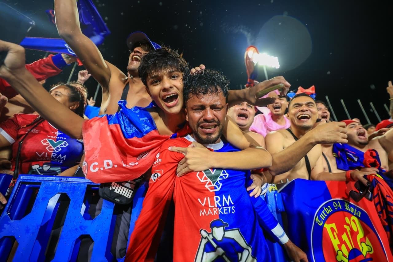 La afición de FAS acompañó al equipo en el estadio Quiteño pese a los apagones y la lluvia, demostrando su apoyo incondicional. (Cortesía: Fesfut)