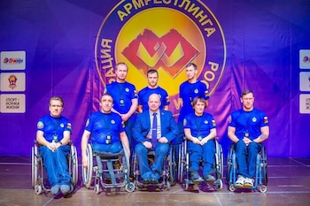 De pie, en el centro