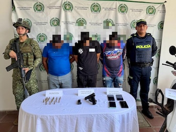 La Fuerza Naval del Caribe y la Policía Nacional capturaron en Canutalito, Ovejas, a tres presuntos integrantes del Clan del Golfo - crédito prensa Armada de Colombia