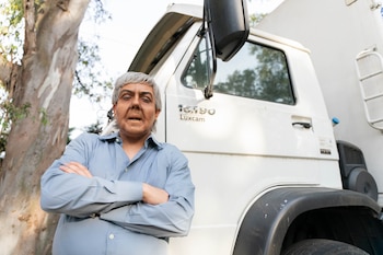 Hugo llegó en su camión