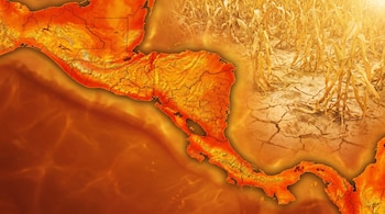 Mapa de Centroamérica en tonos de calor rojizos y anaranjados, superpuesto sobre un campo de maíz marchito y suelo árido con grietas, bajo una luz solar intensa.