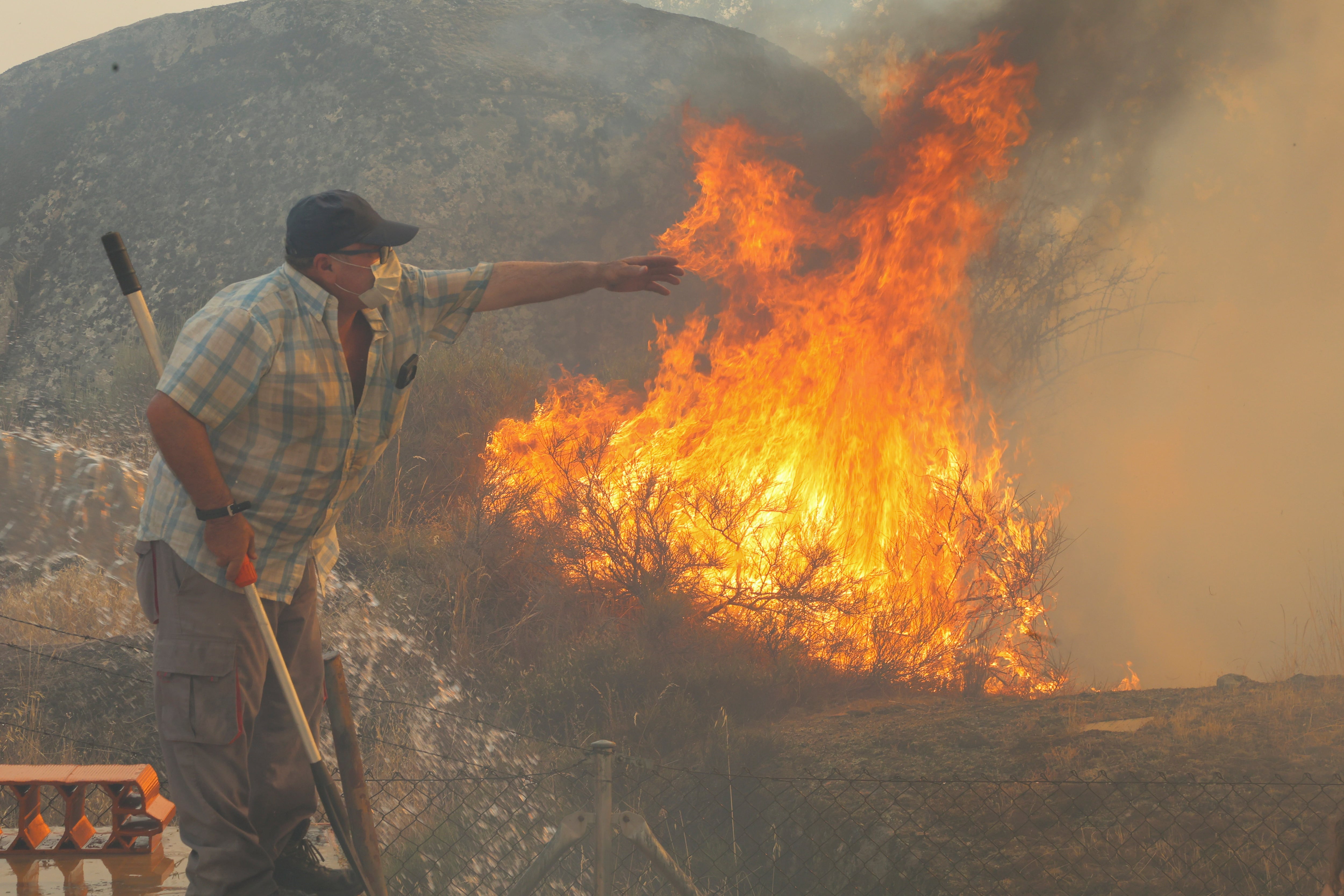 Trabajos de extinción del incendio forestal en Fermoselle (Zamora) este miércoles. (EFE/Mariam A. Montesinos)
