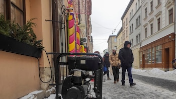 Ucranianos combaten los apagones y