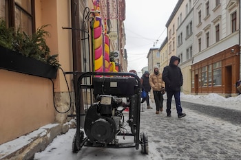 Ucranianos combaten los apagones y