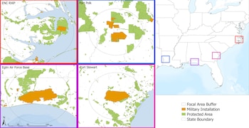 Mapas con recuadros que indican bases militares en color naranja y áreas protegidas en verde en el sureste de Estados Unidos