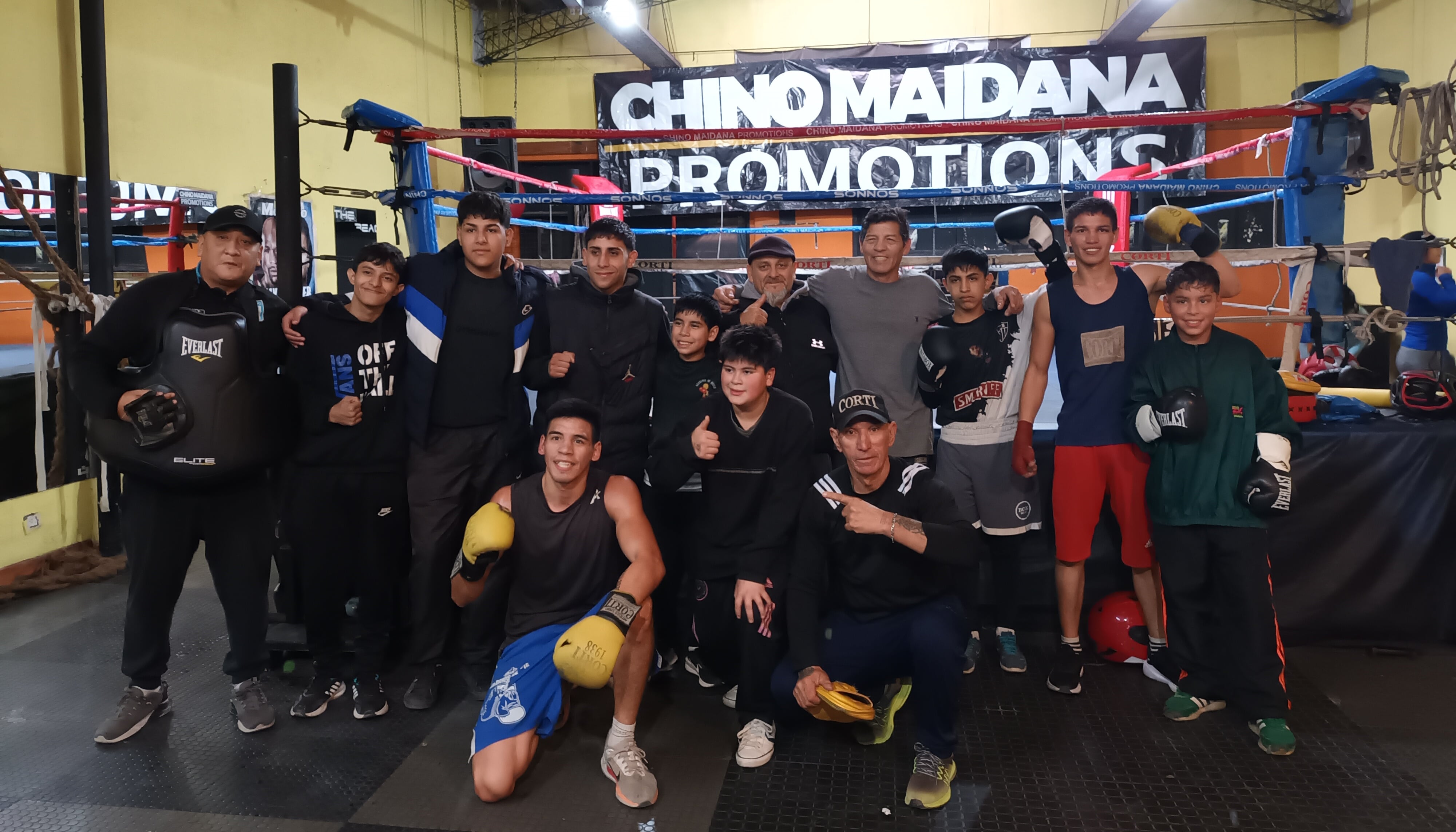 Boxeadores profesionales, amateurs y los chicos de bajos recursos apasionados por el boxeo que se entrenan junto a Frankie Verón y Pachano en la academia de ubicada en el gimnasio The Beach (Avenida Rolón 2269, San Isidro)