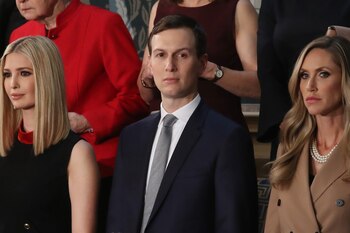 Ivanka Trump (izquierda), Jared Kushner