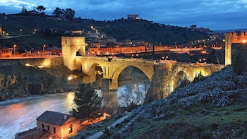El puente romano que sigue en pie después de haber ardido dos veces: cruza el río Tajo y está declarado Monumento Nacional