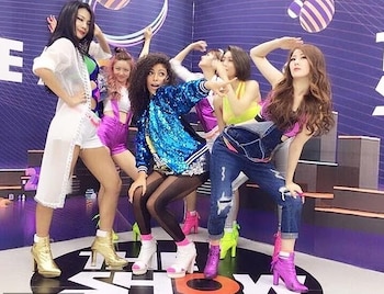 Alexandra Reid aseveró que la barrera del lenguaje le dificultó adaptarse al grupo. (Facebook)