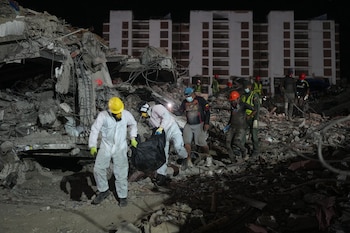 Foto de archivo: Unas personas transportan un cadáver rescatado de un edificio que se derrumbó a causa de los terremotos en La Guaira, Venezuela, el jueves 30 de julio de 2026. (Foto AP/Ariana Cubillos)