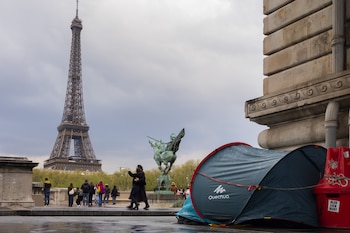 La tienda de campaña de un sin techo cerca de la Torre Eiffel (Foto: Europa Press)