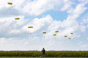 Paracaidistas saltan en Normandía para rendir homenaje a los soldados que saltaron en paracaídas el Día D, en Sannerville, Normandía, Francia, 5 de junio de 2024. UK MOD Crown copyright 2024/Handout via REUTERS