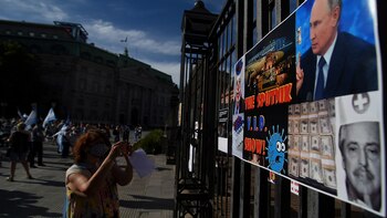 Una de las postales que