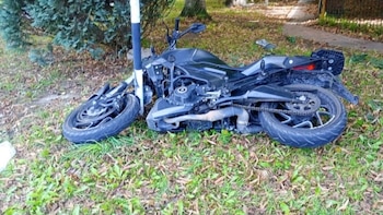 Robaron una moto, desataron una persecución y los chocó un jubilado que manejaba borracho en Mar del Plata