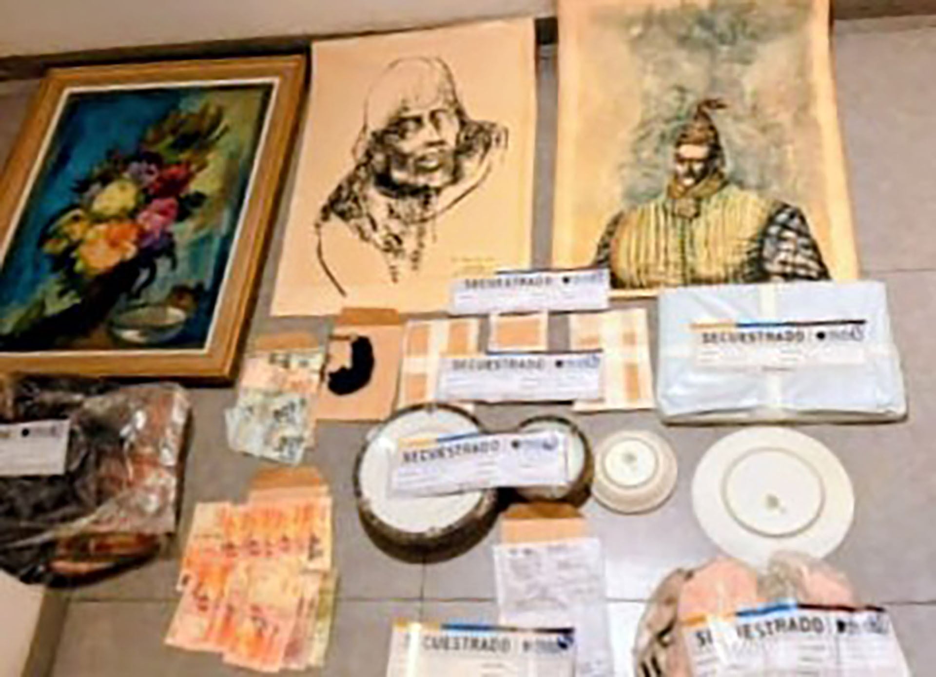 Artículos y dinero en efectivo, parte de la evidencia secuestrada en el departamento donde estaba la mujer fue detenida