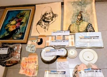 Várias pinturas, moedas e muitos outros itens com etiquetas