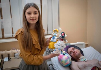 Un padre amoroso y su hijo herido pagan los costos de la guerra en Ucrania