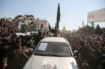 Población y militantes palestinos se reúnen, el día de la liberación de rehenes.