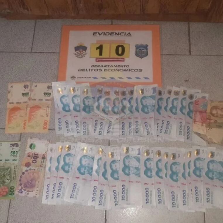 El dinero secuestrado en uno de los allanamientos (Foto: Policía de Neuquén)