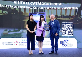 La directora general de la Agencia de El Salvador para la Cooperación Internacional (ESCO), Karla de Palma; la viceministra de Relaciones Exteriores, Adriana Mira; y el encargado de negocios del Gran Ducado de Luxemburgo, Charles Schmit, participaron en la presentación del Catálogo de Cooperación Sur-Sur y Triangular 2026. (Cortesía: Adriana Mira)