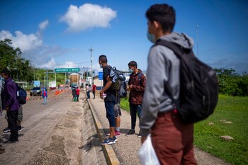Deported migrants enter El Ceibo,