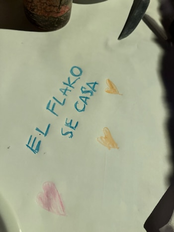 "El Flako se casa", escribió alguien con crayón azul